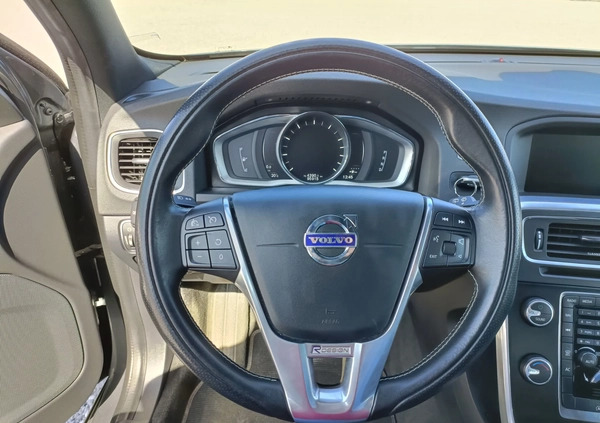 Volvo V60 cena 60800 przebieg: 142000, rok produkcji 2017 z Gdańsk małe 211
